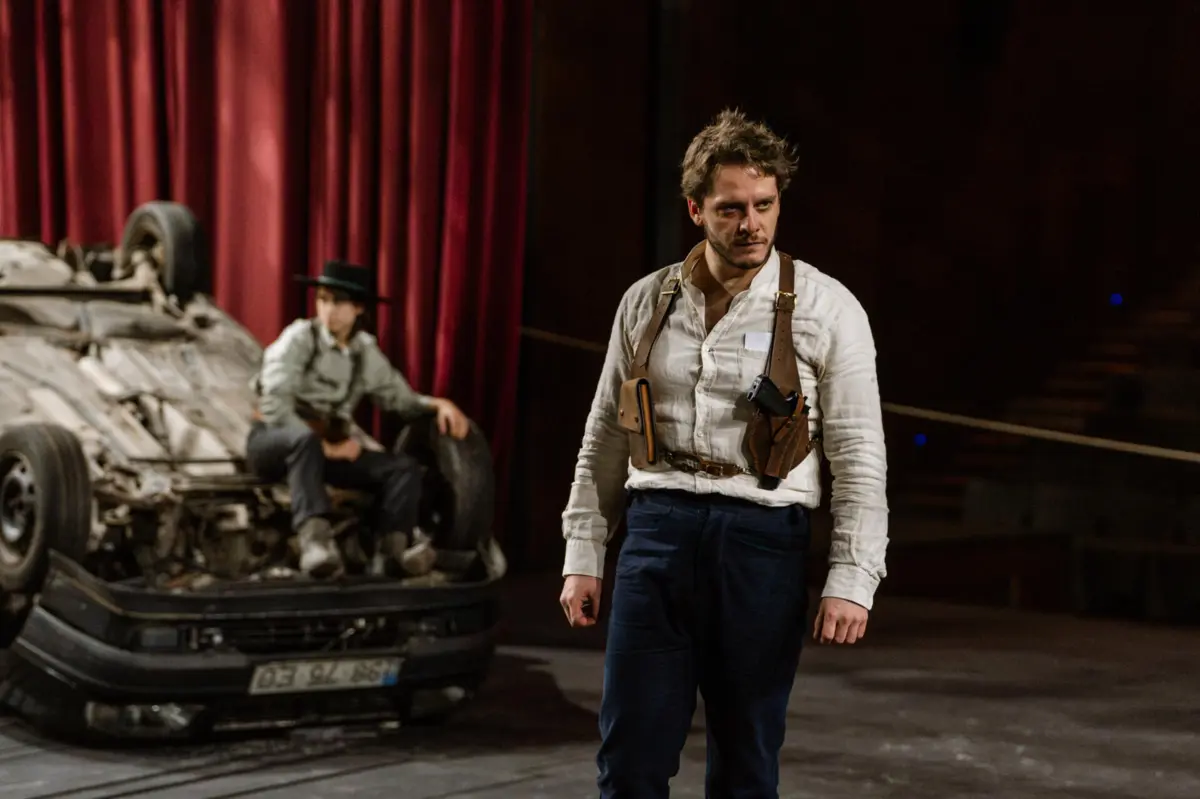 Esta peça é para ver "ao contrário": o público senta-se na caixa de palco, com a plateia vazia em fundo