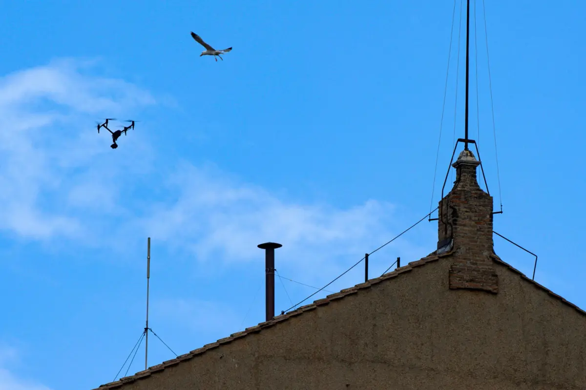 Imagem de contexto do artigo Rituais e número elevado de cardeais atrasam fumo da chaminé no Vaticano