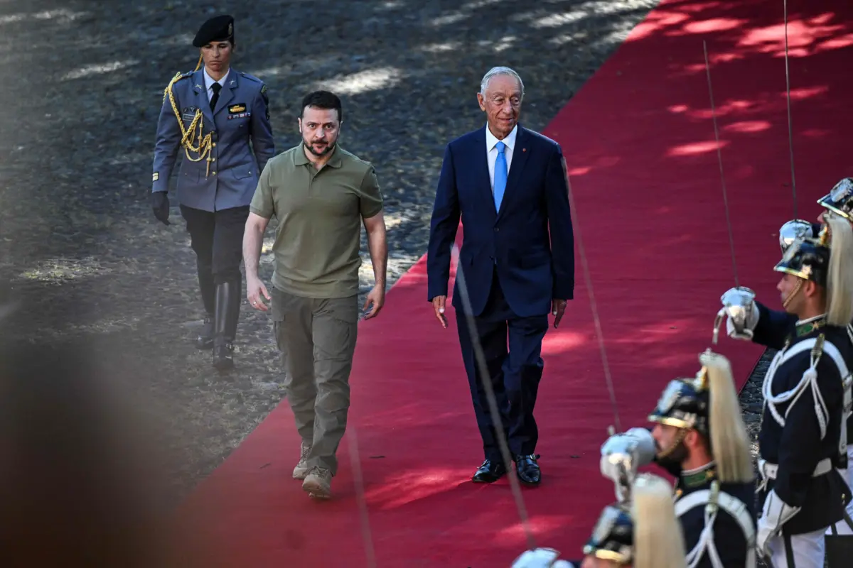 Zelensky foi recebido com honras militares pelo presidente Marcelo Rebelo de Sousa