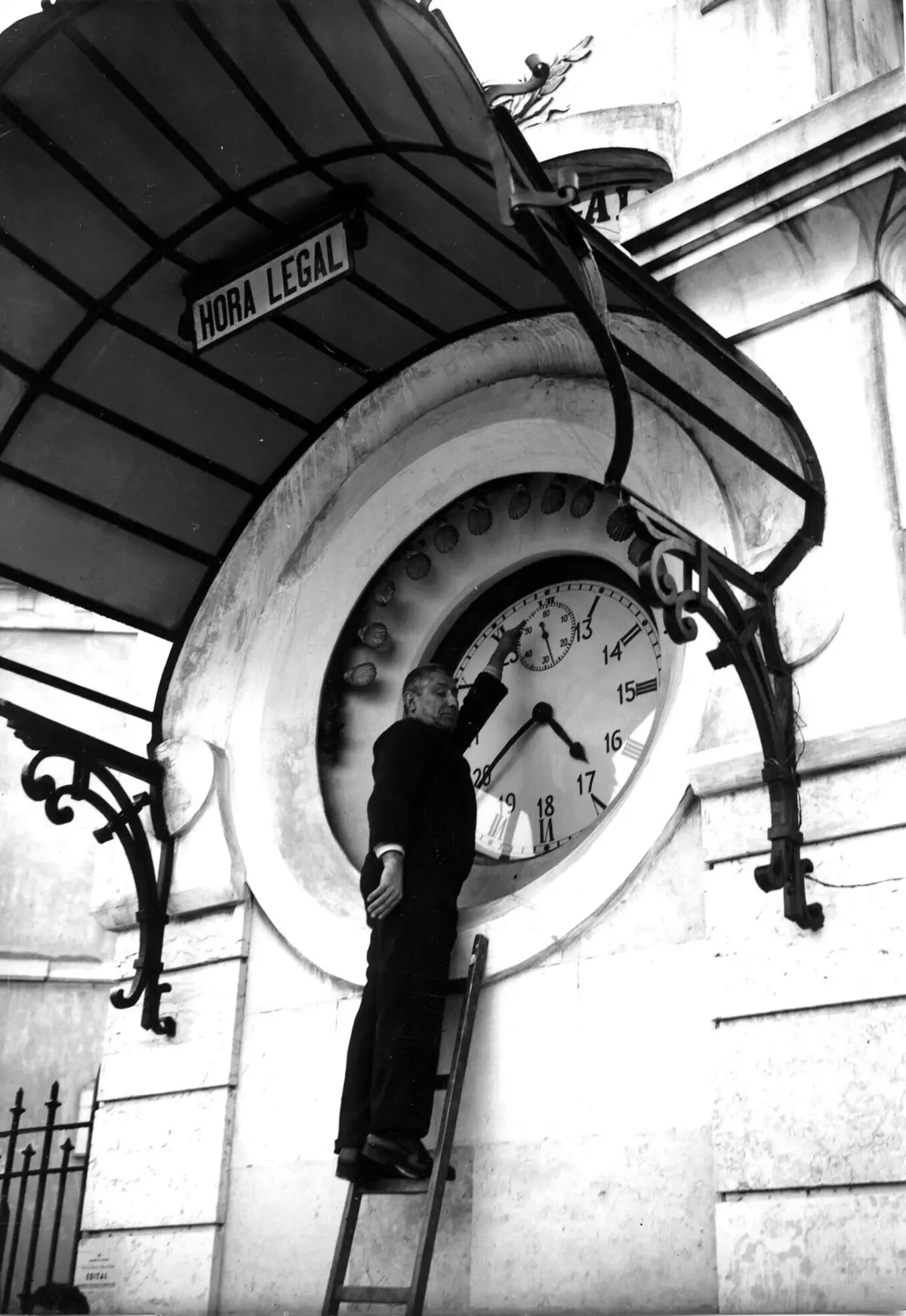 Existe um relógio da hora legal no Cais do Sodré em Lisboa. A imagem é arquivo, hoje a mudança é efetuada de forma automatizada no relógio do Observtório Astronómico de Lisboa