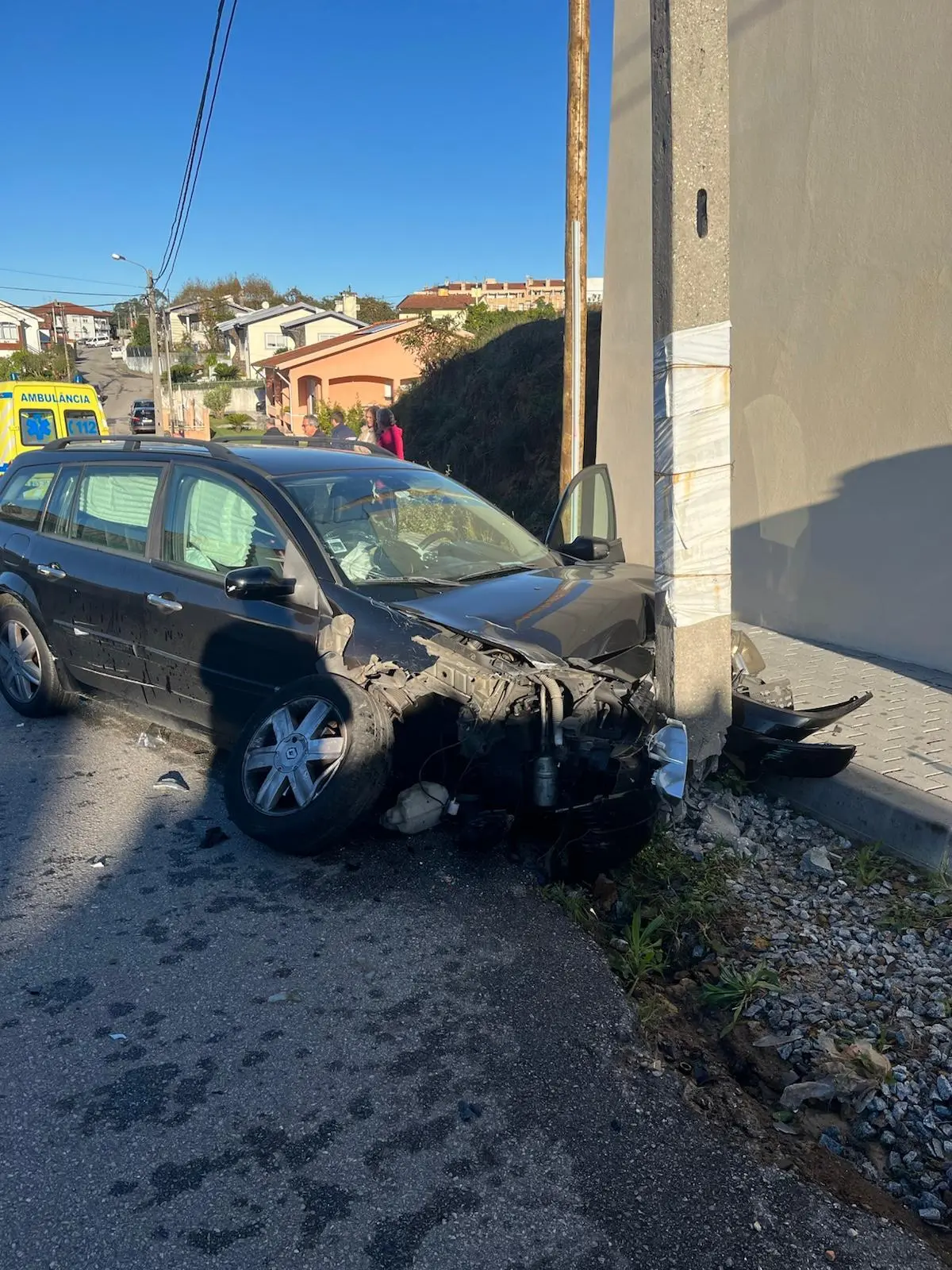 Imagem de contexto do artigo Mulher e duas crianças feridas em colisão de carro contra viatura estacionada e poste