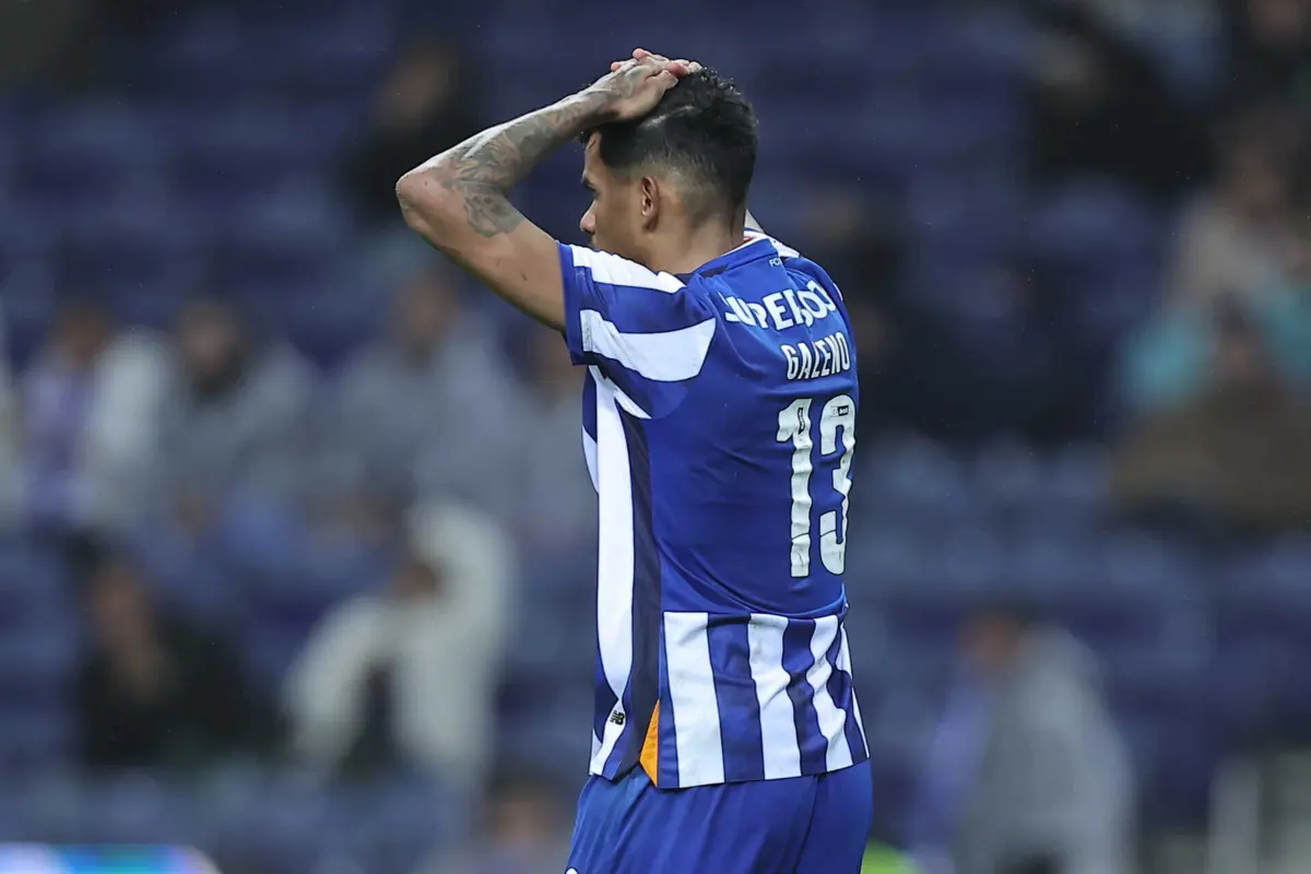 Galeno em desespero depois de falhar o segundo penálti no F. C. Porto-Santa Clara