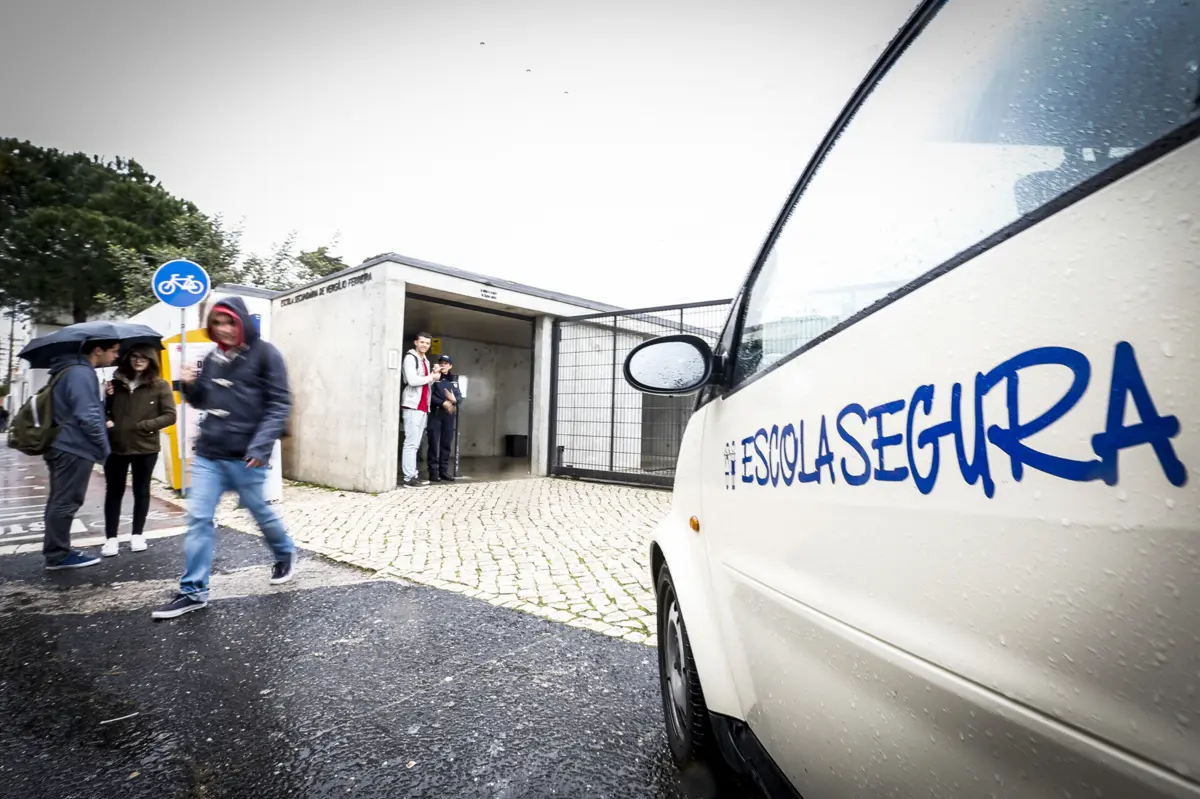 Os polícias das equipas do Programa Escola Segura vão esta semana transmitir aos alunos orientações de autoproteção que lhes permitam continuar a utilizar a internet de forma protegida e segura