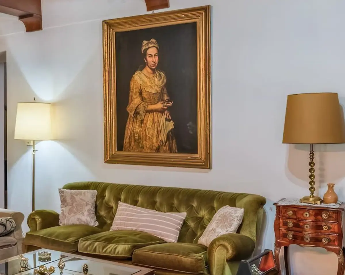 No anúncio, a pintura foi vista pendurada na sala de estar por cima de um sofá verde