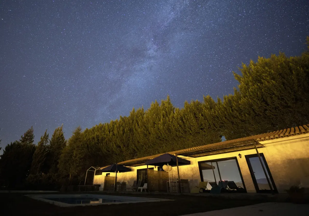 Imagem de contexto do artigo Hotéis pet-friendly: na Covilhã, a contemplar o céu noturno