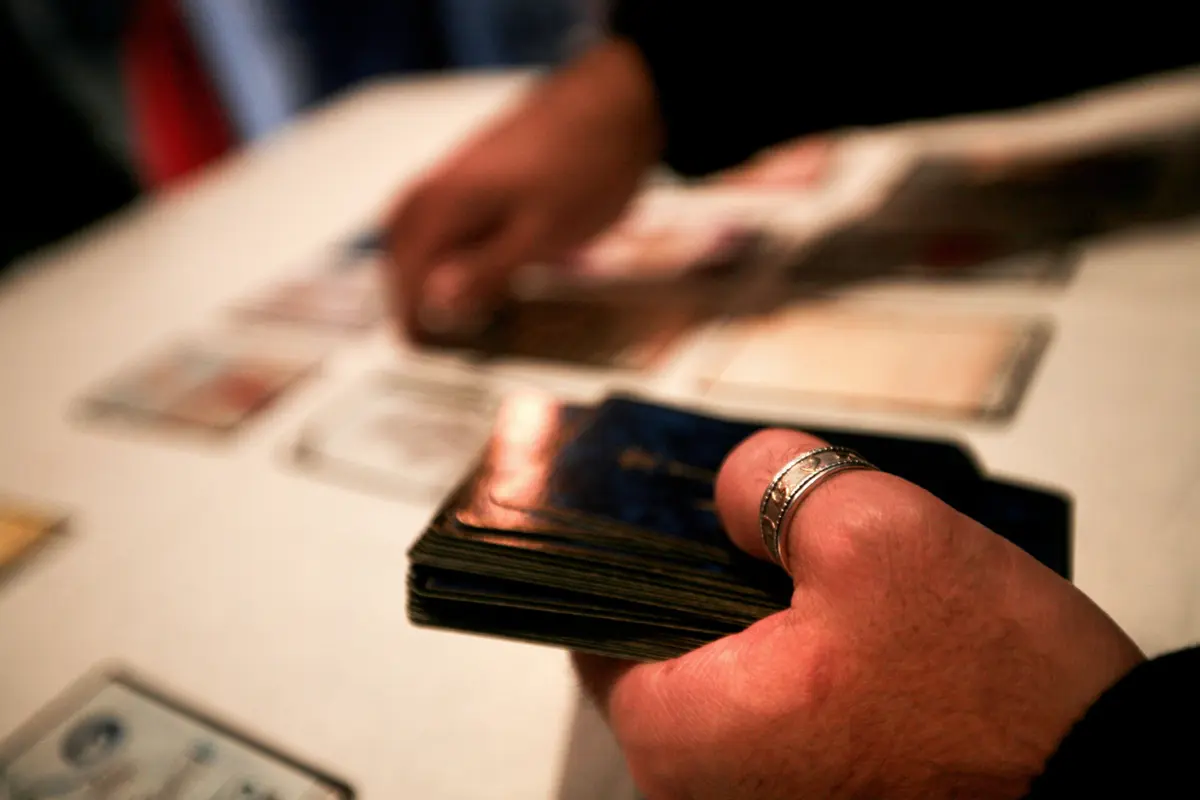 O homem usou os seus serviços de adivinhação para enganar as clientes