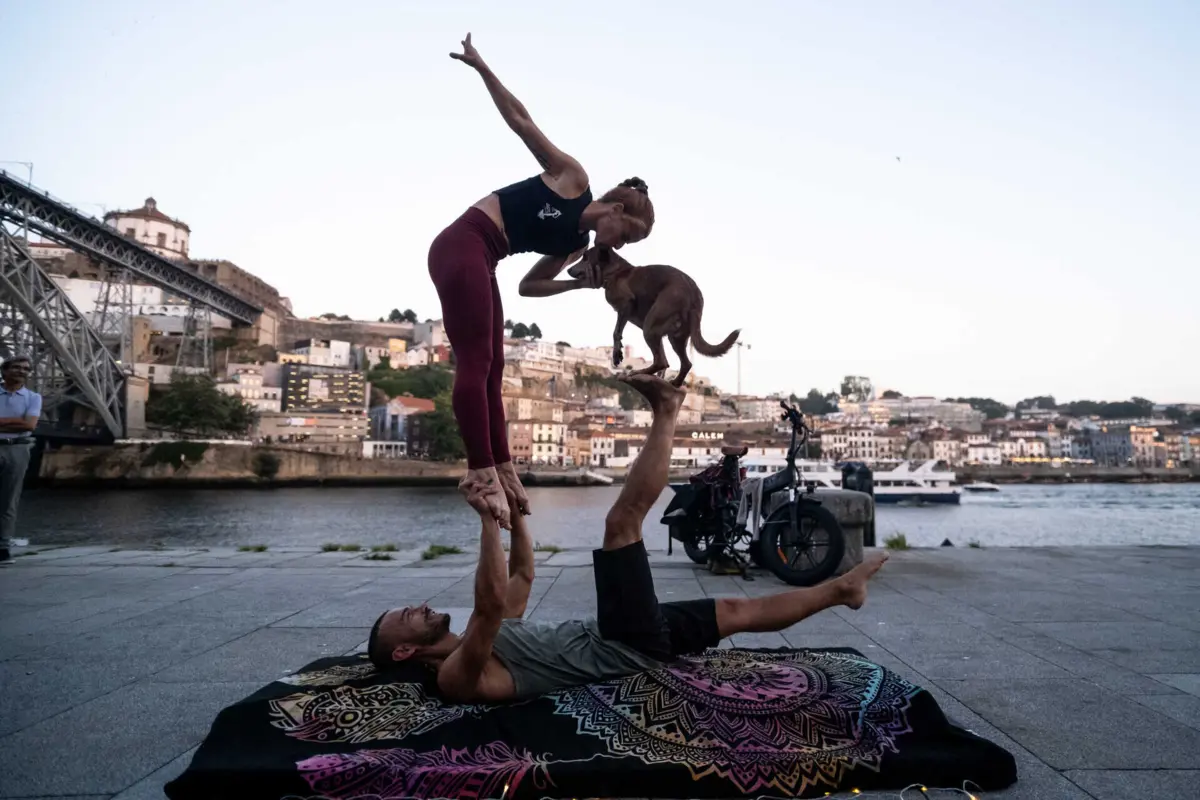 Inês, Luís e o cão Poko fazem acroioga na Ribeira