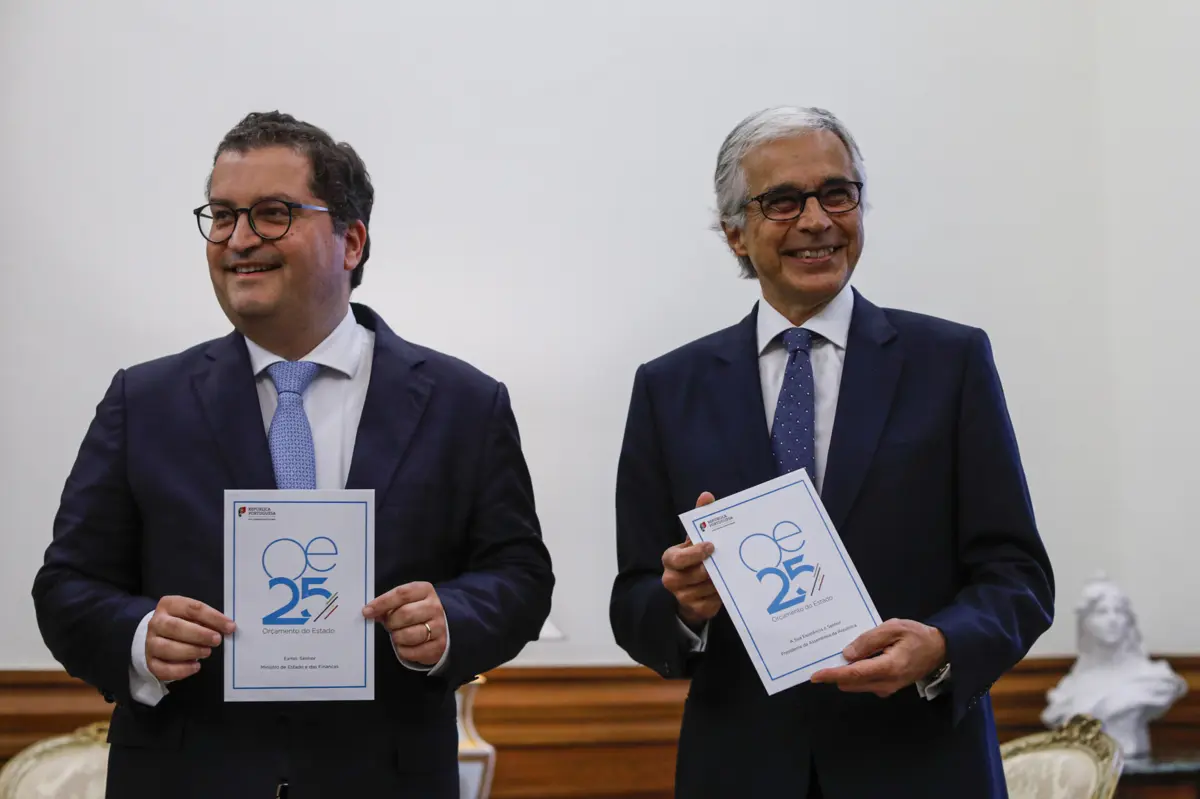 Joaquim Miranda Sarmento, ministro das Finanças, entrega a proposta de Orçamento a José Pedro Aguiar Branco, presidente da Assembleia da República