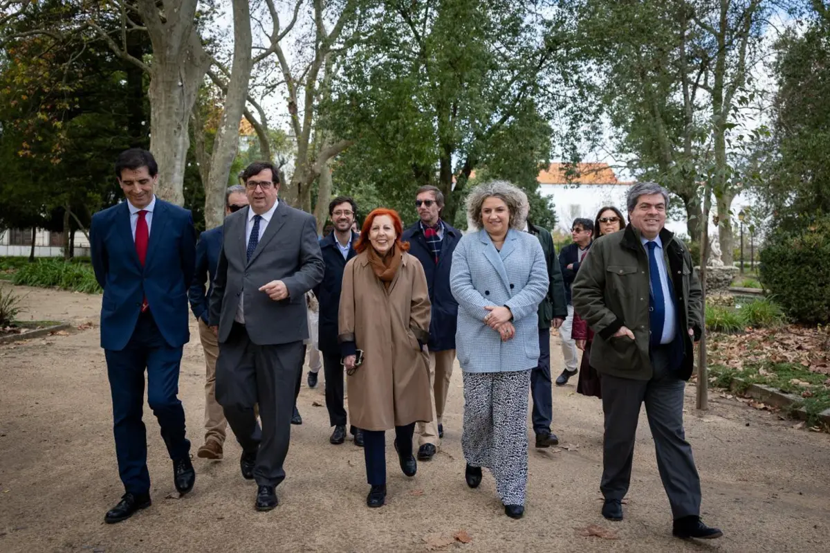 Ministra do Ambiente, Maria da Graça Carvalho (ao centro), anunciou o primeiro Abrigo Climático no Jardim Público de Beja