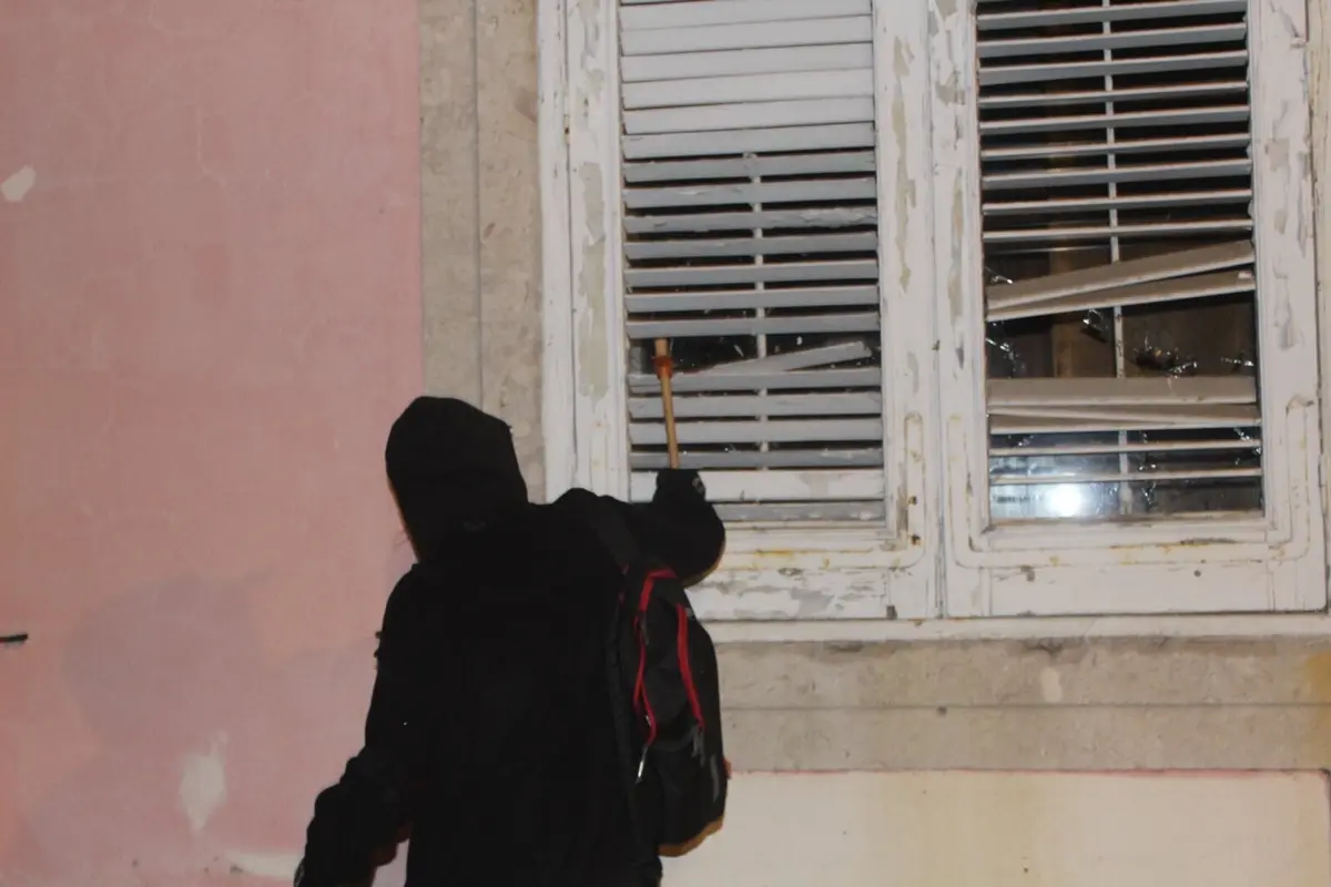 Imagem de contexto do artigo Ativistas pintam bandeira da Palestina e partem janelas do Ministério dos Negócios Estrangeiros