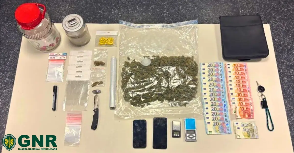 Guarda apreendeu droga e dinheiro a jovem traficante