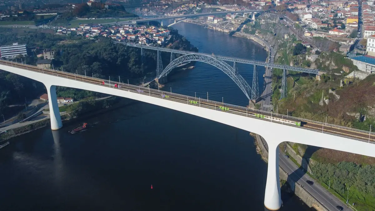A nova ponte vai ser construída perto da ponte de São João