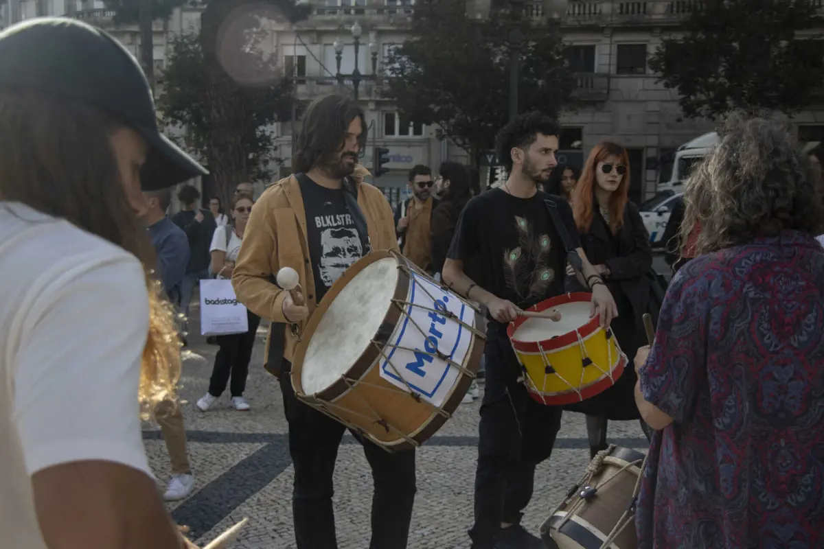 Algumas dezenas de músicos do Stop concentraram-se hoje em frente aos Paços do Concelho