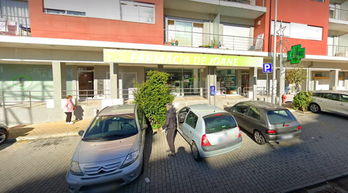 Ladrões partiram porta de vidro para aceder ao estabelecimento