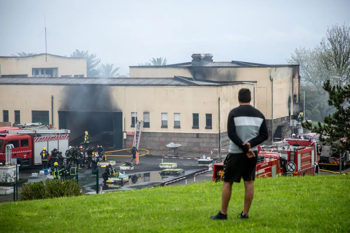 O edifício principal do hospital foi danificado por um incêndio a 4 de maio de 2024