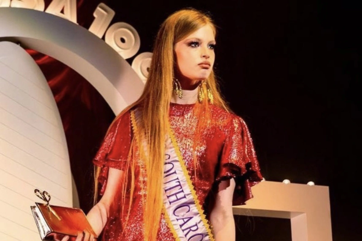 Aos 21 anos, Vivian afirma-se como modelo, distante do pai, o magnata Elon Musk