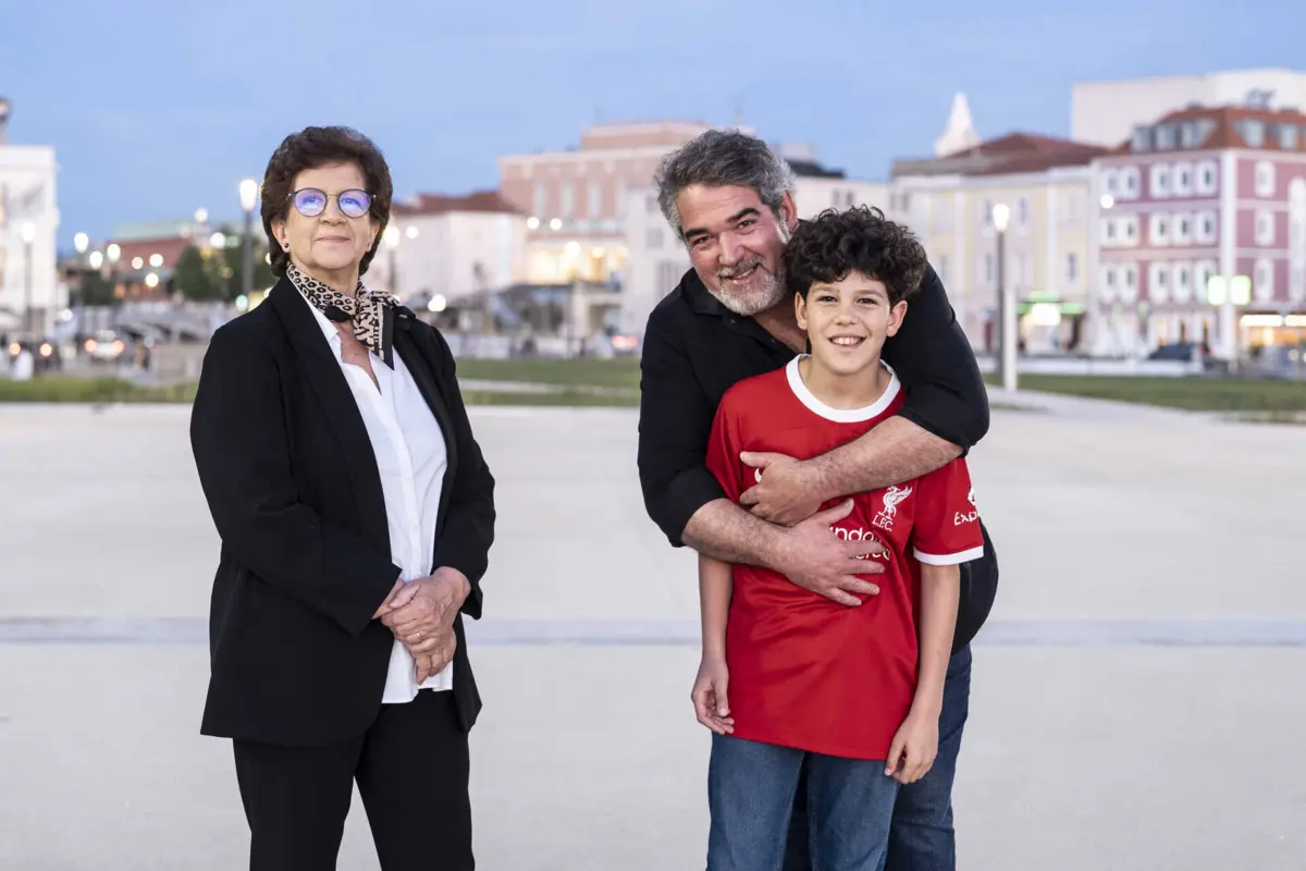 Simão, com o pai e a avó em Aveiro, vai com a família visitar o Carvern, o bar onde os Beatles tocavam