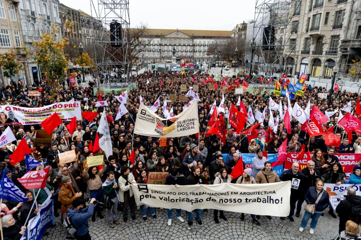 Concentração de trabalhadores juntou centenas na Avenida dos Aliados, onde o trânsito esteve condicionado. Entoaram-se palavras de ordem contra as medidas do pacote laboral
( Carlos Carneiro )