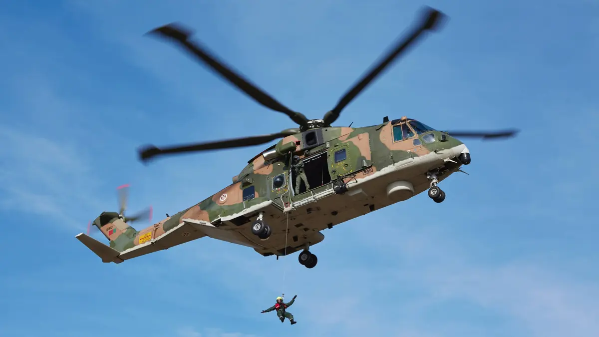 Doente foi transportado num helicóptero EH-101