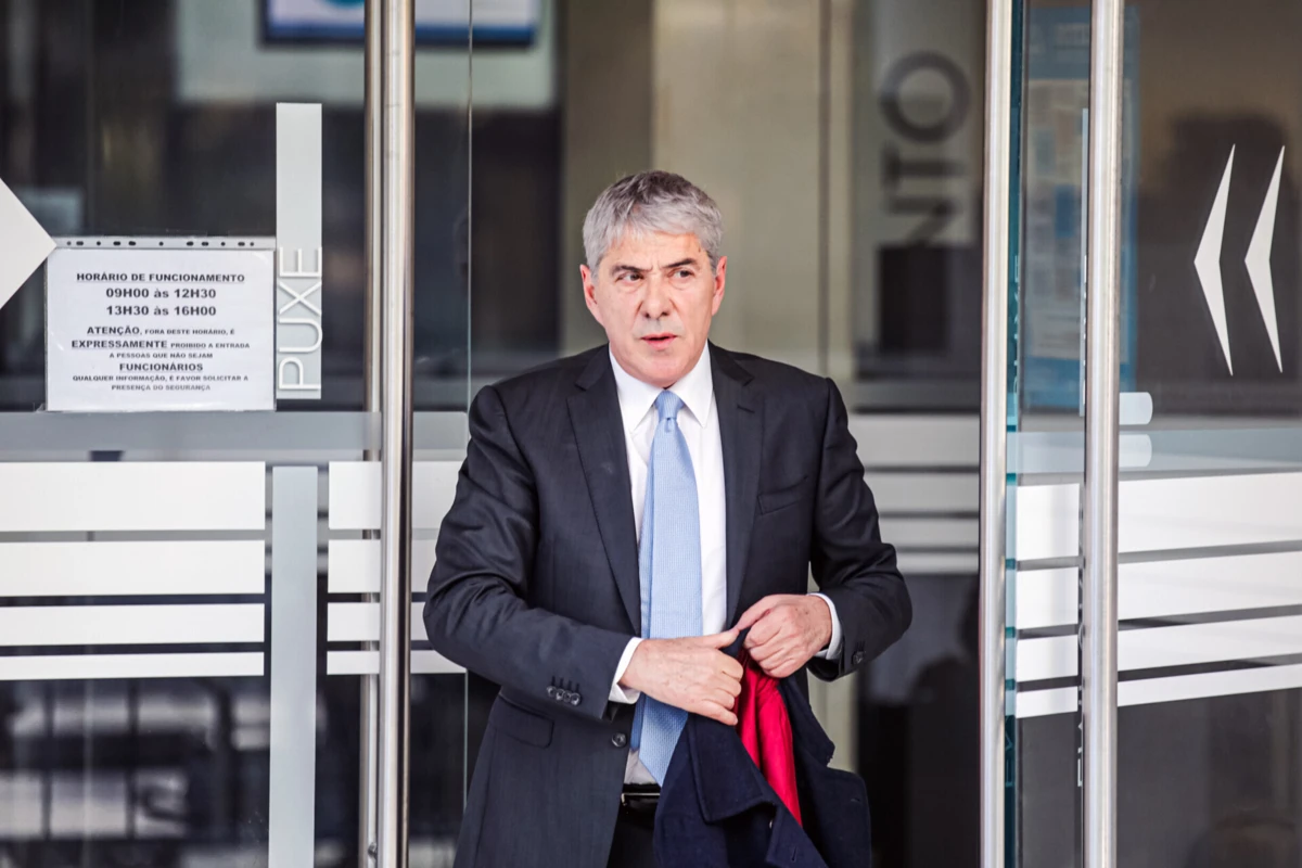 O antigo primeiro-ministro José Sócrates responde por seis crimes