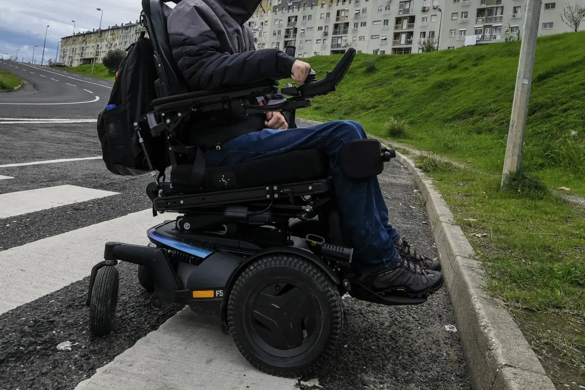 Passadeira a terminar num passeio que não está rebaixado: um exemplo da falta de acessibilidades