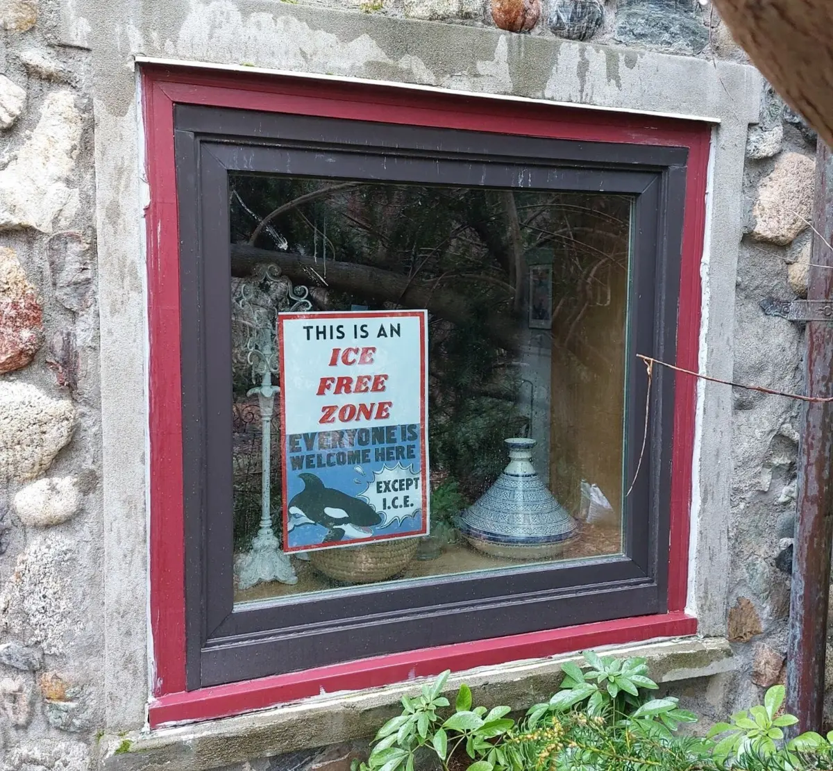 Portuguesa tem cartazes nas janelas a anunciar portas abertas a fugitivos da polícia federal