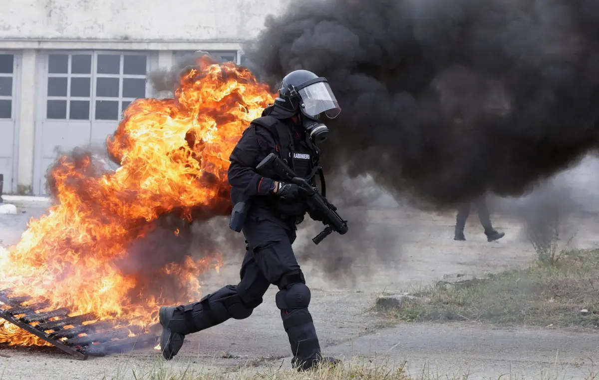 Imagem de contexto do artigo Três polícias italianos morrem numa explosão durante ação de despejo
