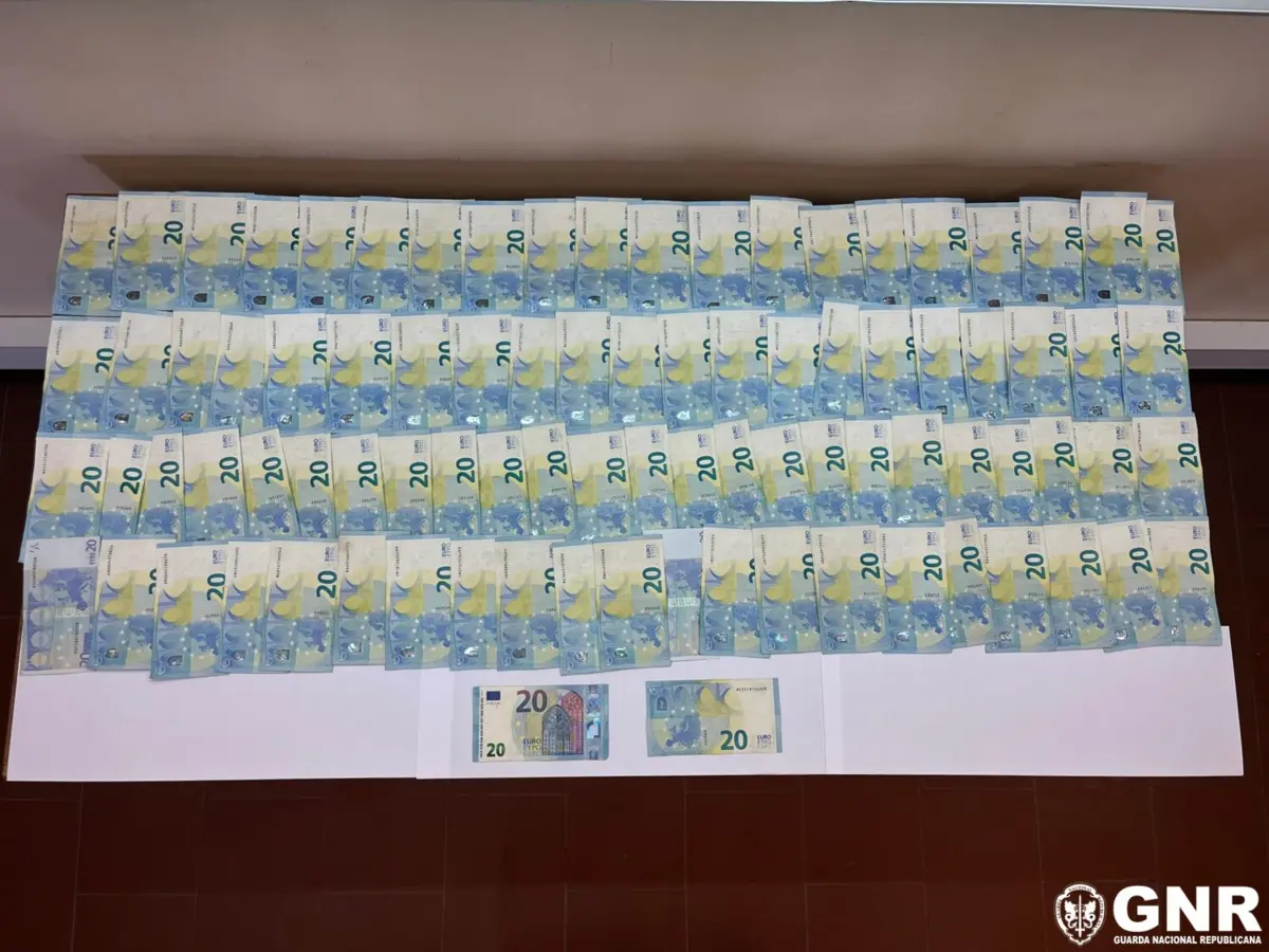 Mulher aproveitou distração de funcionário para furtar quatro mil euros num banco