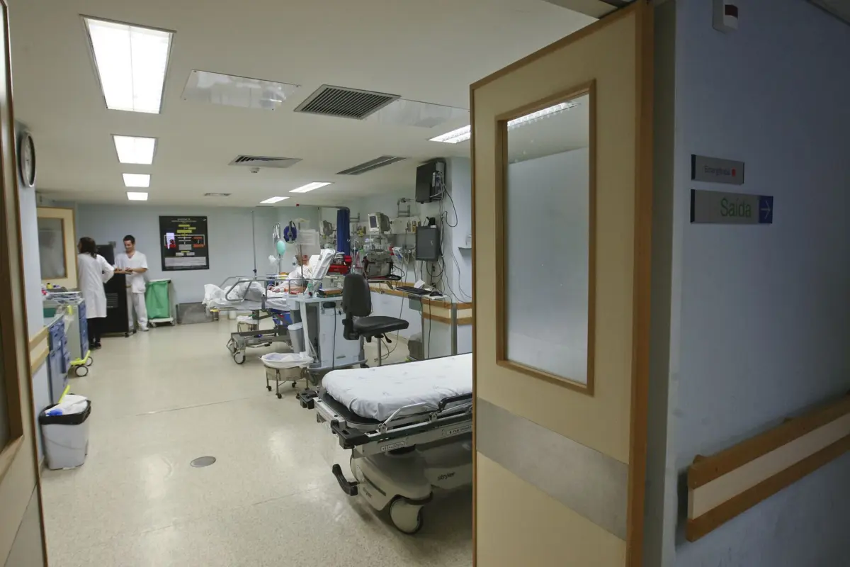 Imagem de contexto do artigo Emigrantes portugueses vão ficar "inativos" no SNS e pagar os serviços em Portugal