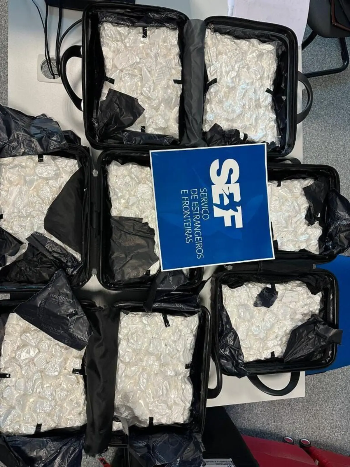 Os suspeitos foram abordados por inspetores do SEF