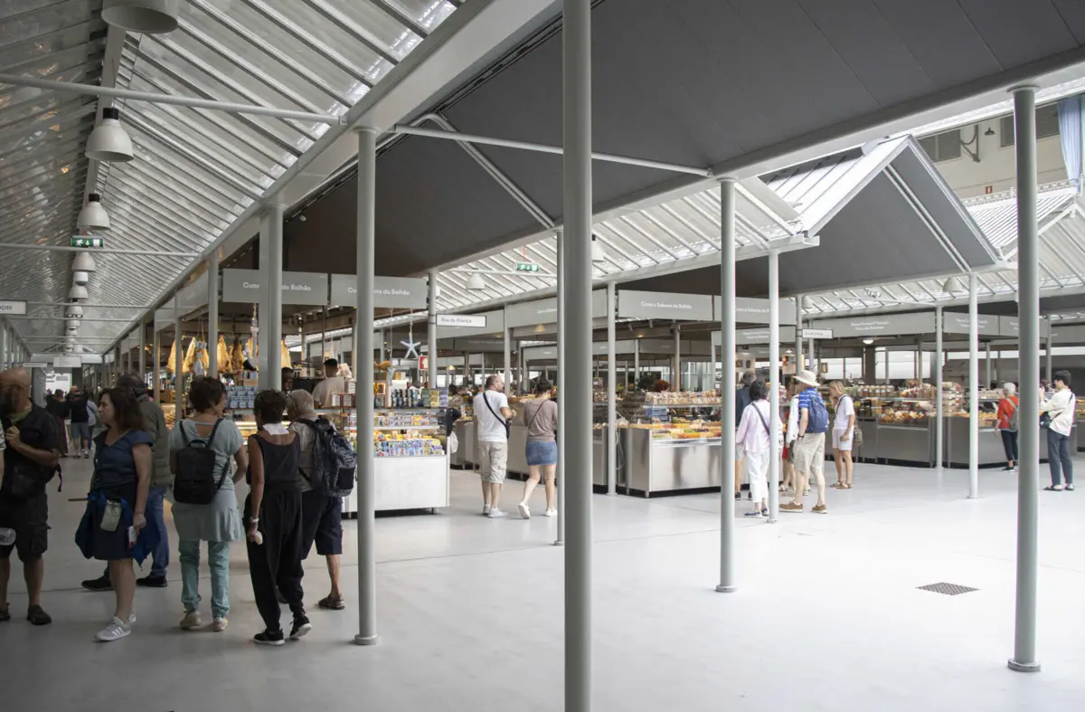 Helena Ferreira é comerciante de uma loja exterior do mercado do Bolhão