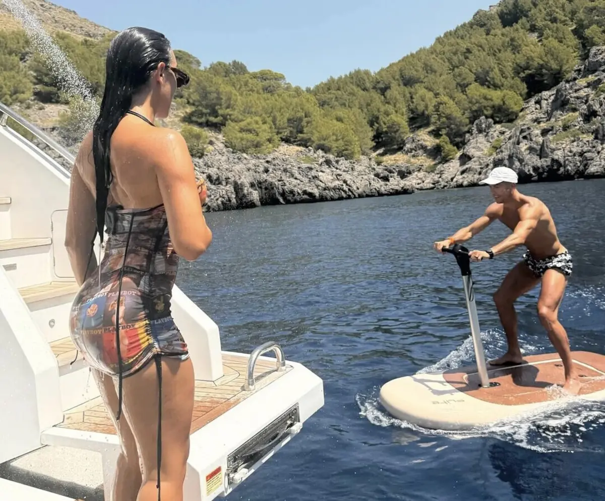 Futebolista e companheira desfrutam de dias de descanso a dois