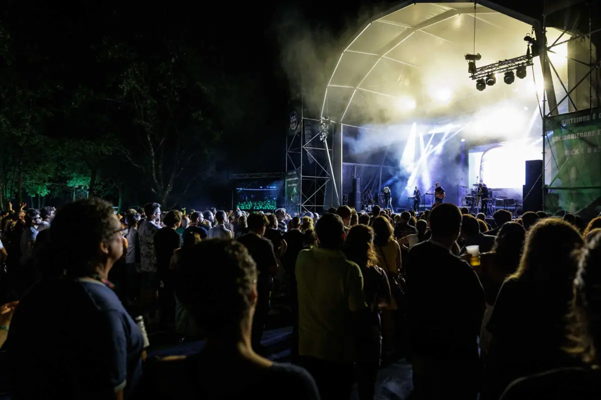 A entrada geral vai continuar a ser gratuita, mas, para quem quiser acesso à zona vip e garantir que não fica de fora por limitação de lotação, o primeiro lote de kits (t-shirt, copo, fita, uma espéci