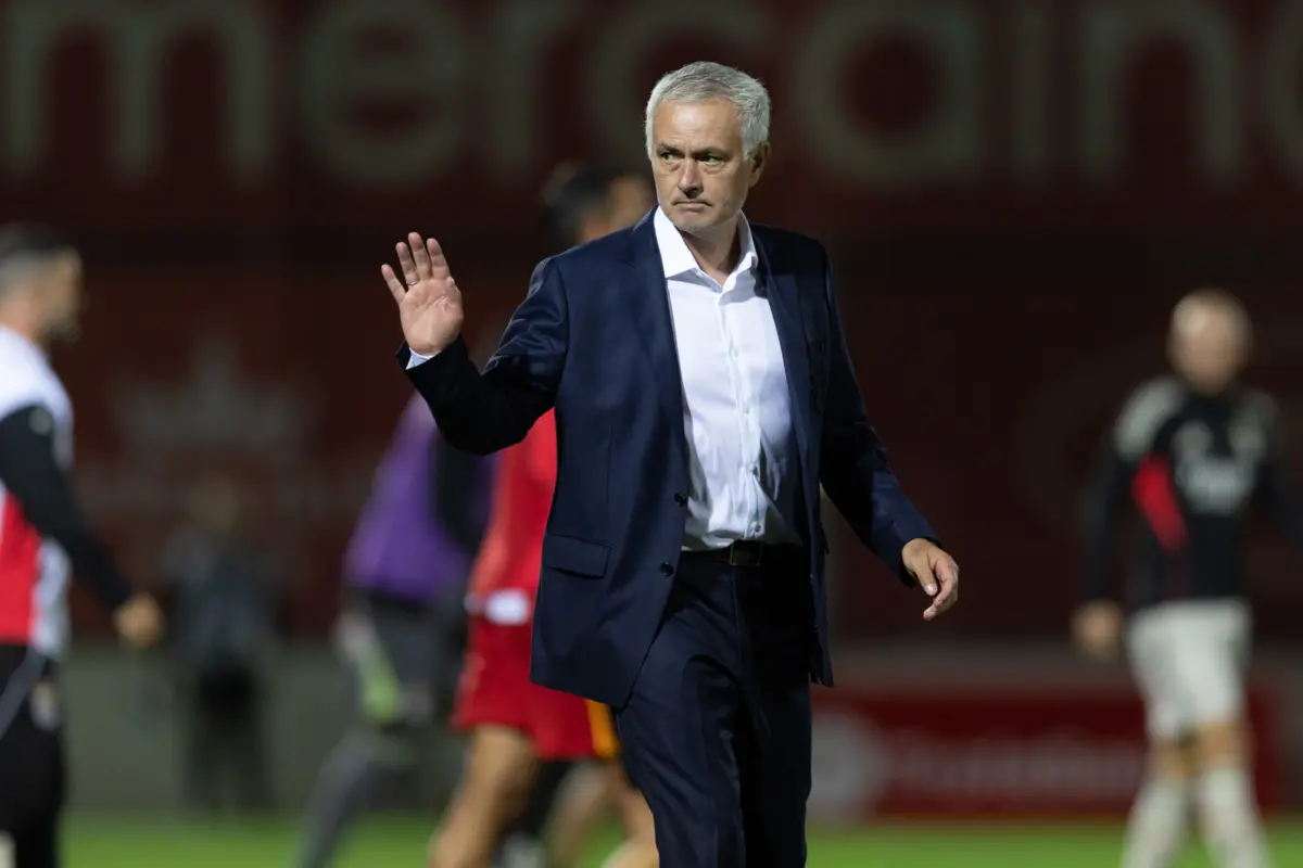 José Mourinho entrou com o pé direito e bateu o AVS por 3-0
