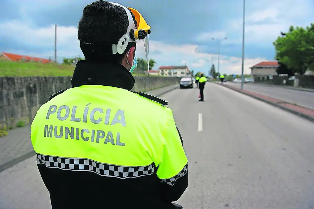 Vítima estava fardada e ao serviço do município de Viseu. Foi para o hospital e ficou de baixa