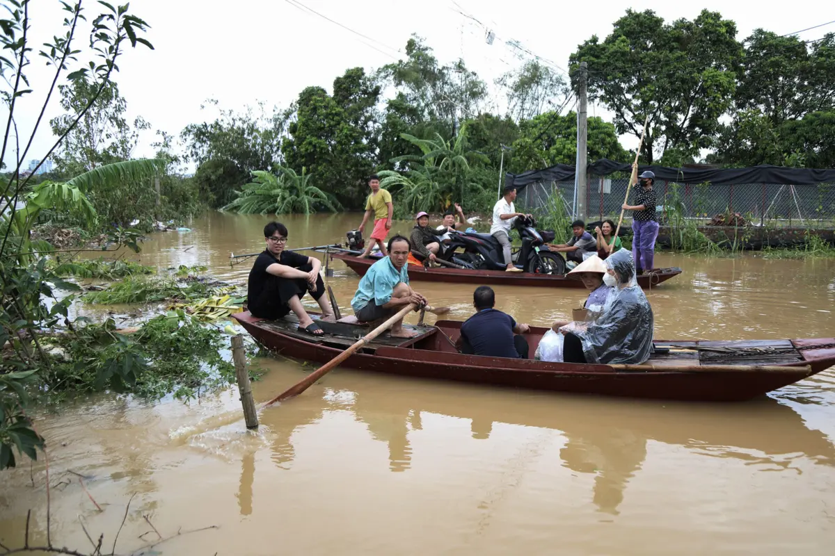 É a tempestade mais forte a atingir a costa oriental do Vietname nas últimas três décadas