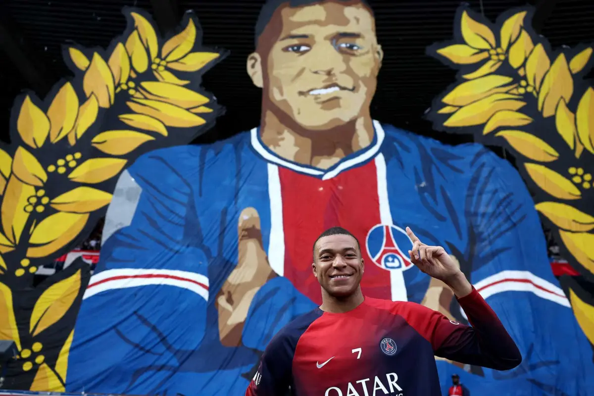 Mbappé foi homeneageado pela claque do PSG