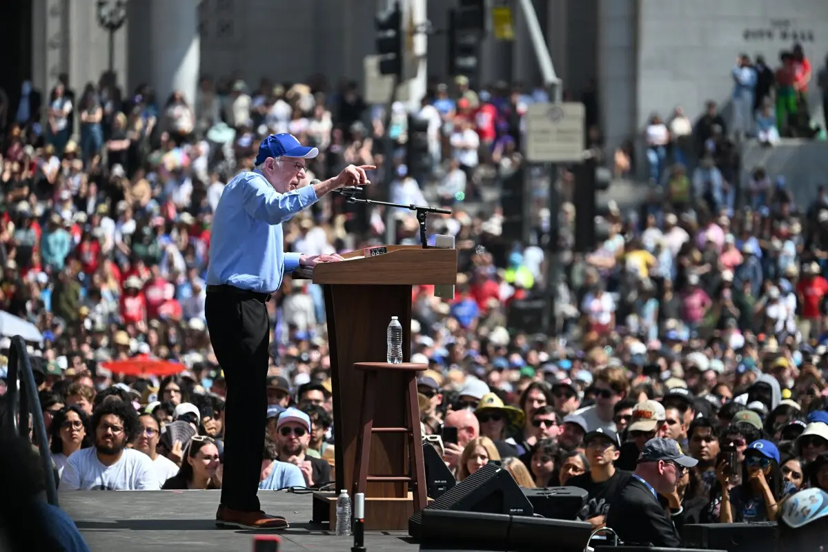 O discurso de Bernie Sanders centrou-se no papel que os milionários têm tido na nova administração de Trump