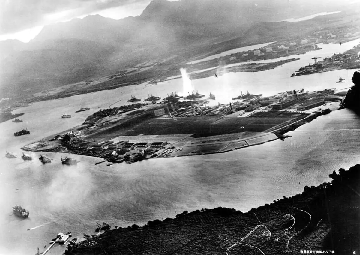 O Utah, um navio de guerra, estava atracado em Pearl Harbor quando os aviões japoneses começaram a bombardear a base naval do Havai