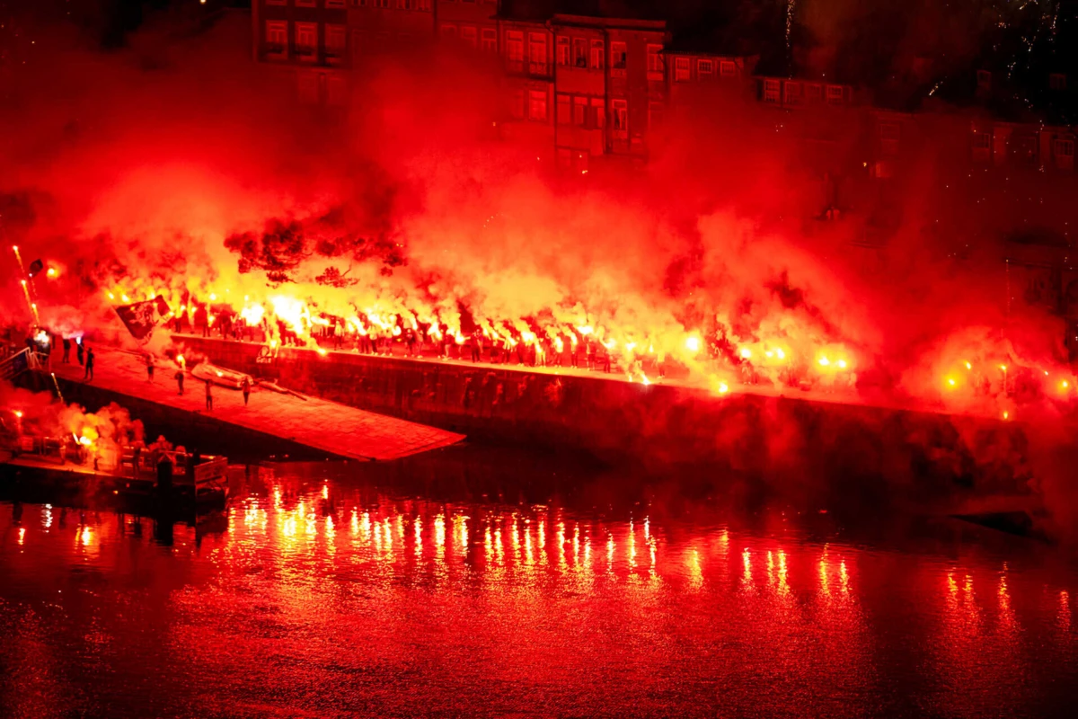 Claques do F. C. Porto comemoram os 130 anos do clube na Ribeira do Porto