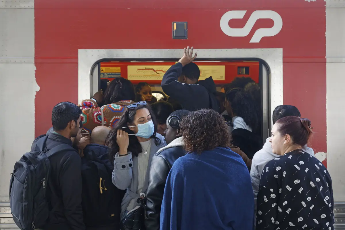 Em dia de greve, comboios dos serviços mínimos depressa ficam lotados