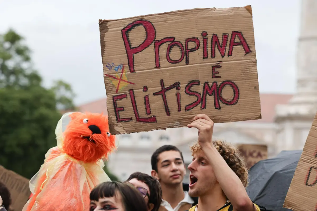 Imagem de contexto do artigo Parlamento chumba proposta do PSD para indexar propinas à taxa de inflação