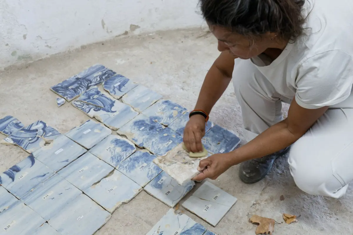 Trabalho de recuperação dos azulejos no Palácio de Queluz