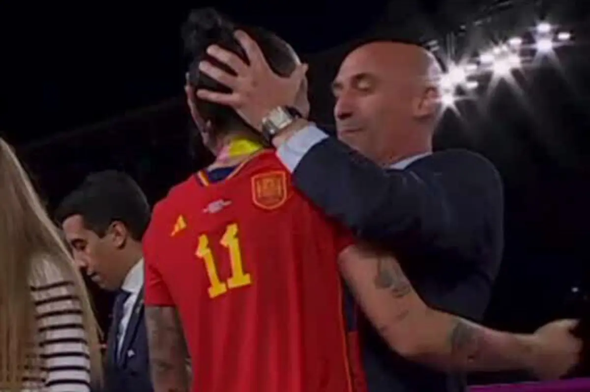 Momento em que Luís Rubiales beija Jenni Hermoso