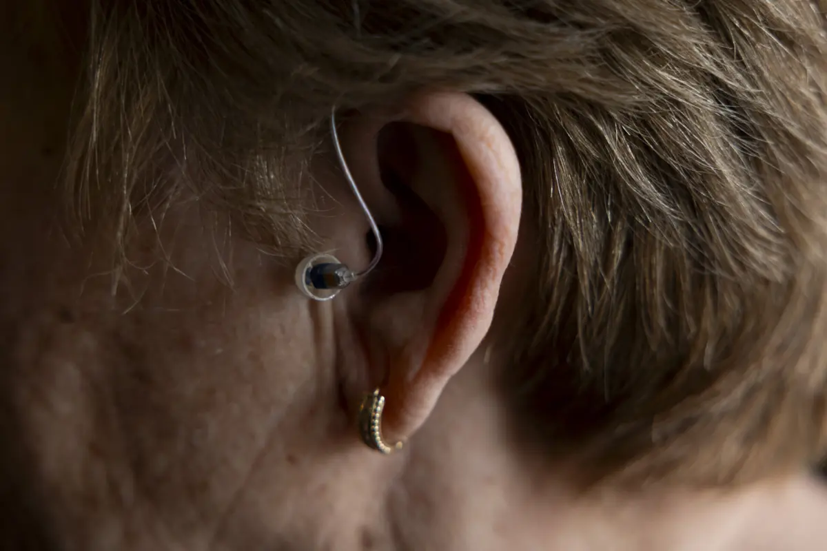 Pessoas continuam a mexer músculos da orelha para prestar atenção a sons específicos