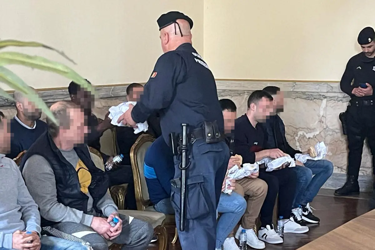 Reclusos almoçaram na sala de audiências