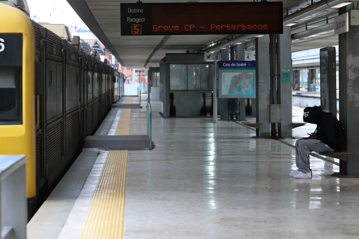 Imagem de contexto do artigo Passageiros da CP trocam comboios por autocarros em dia de greve
