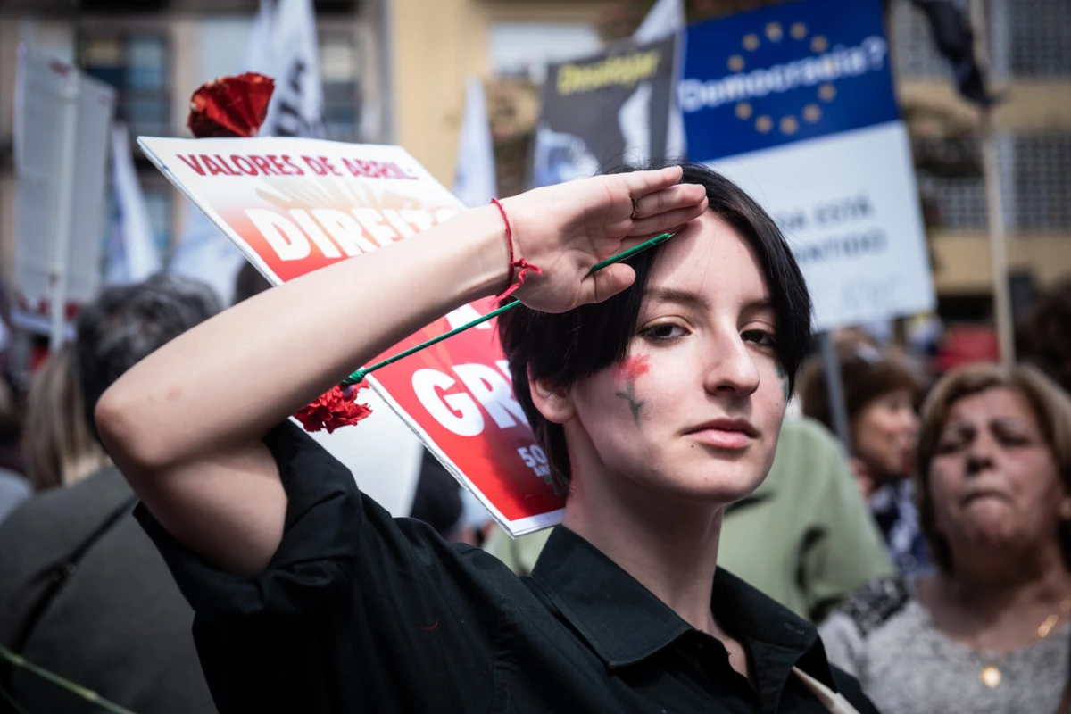 Desfile do 25 de Abril juntou milhares de pessoas no Porto