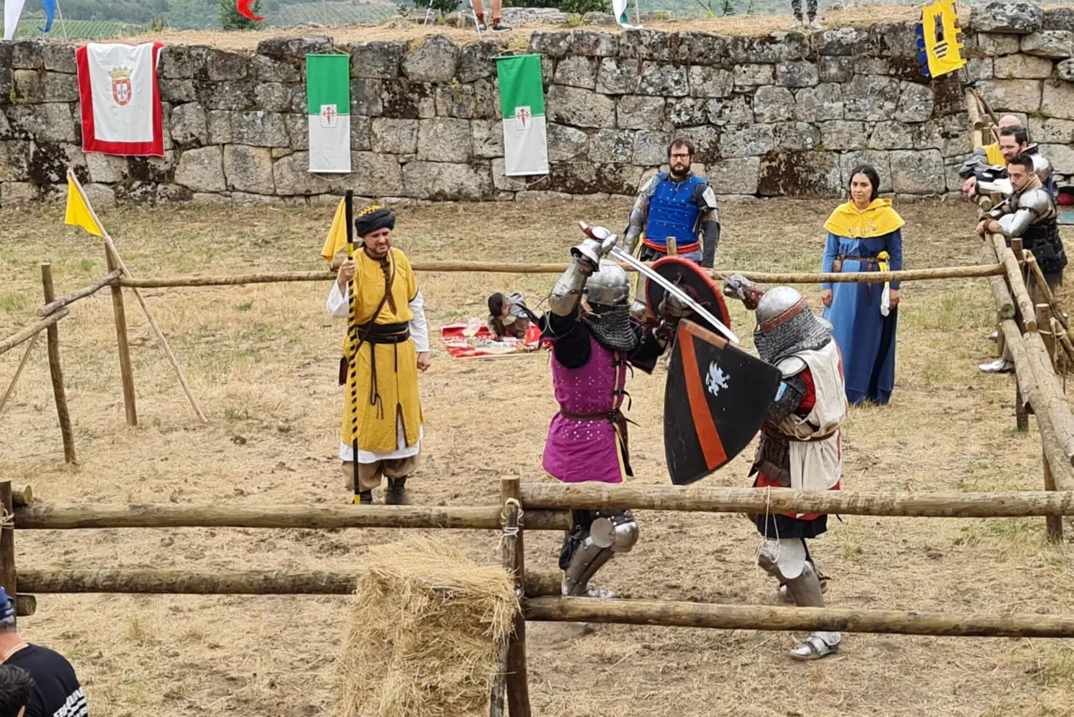 Lutadores envergam armaduras que podem pesar cerca de 40 quilos
