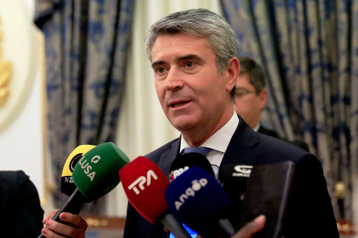 "O reitor é eleito pelos seus pares, presta contas perante o Conselho Geral e goza da autonomia estatutária e universitária", defendeu